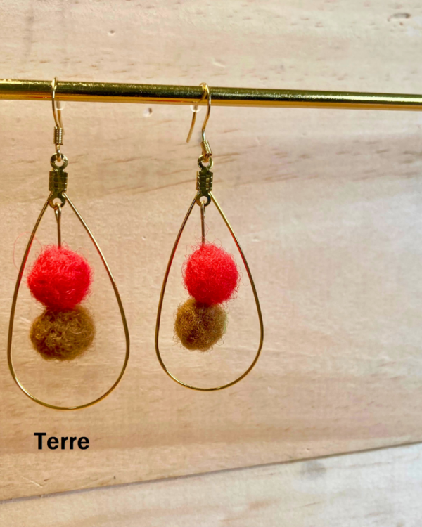 Boucles d'oreille gouttes de laine – Image 3