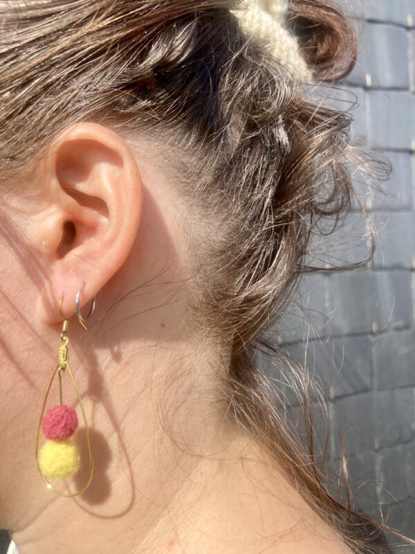 Boucles d'oreille gouttes de laine – Image 2