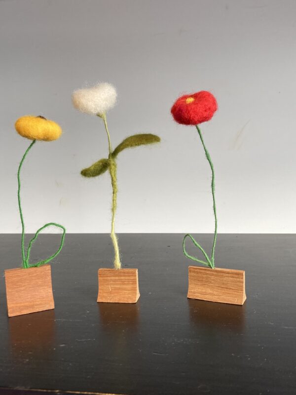 Fleurs en laine feutrée