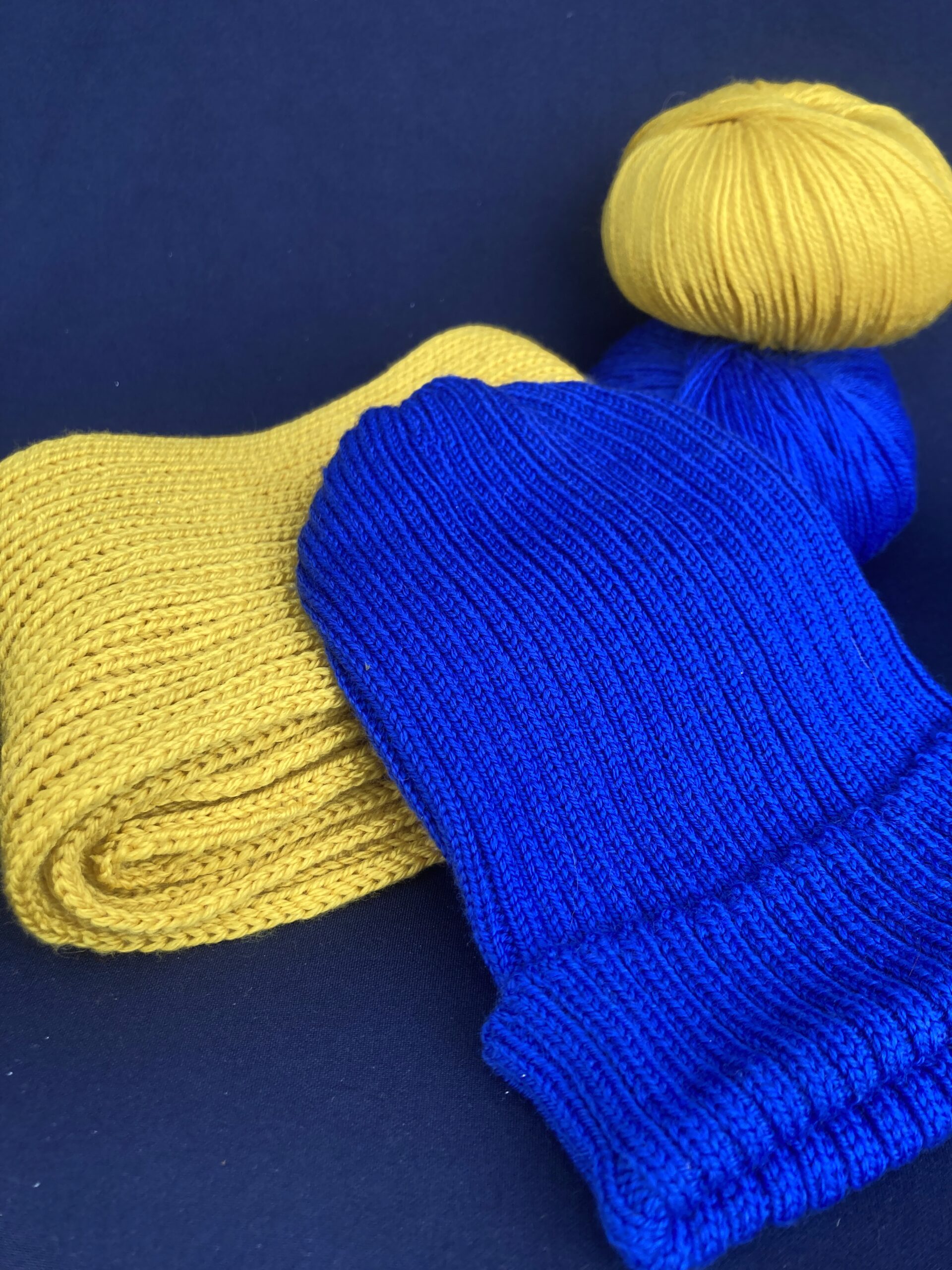 Bonnet et écharpe en laine mérinos fait main bleu électrique