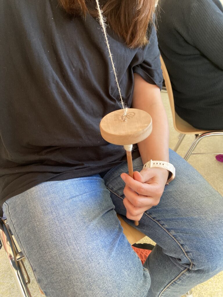 Atelier d'initiation au filage au fuseau